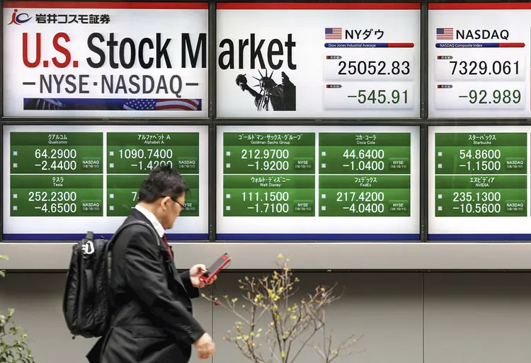 Painel em Tóquio mostra a  queda das ações americanas: será o fim de um ciclo de alta? |Toru Hanai/REUTERS / 