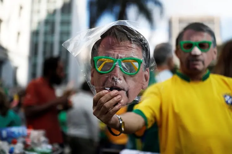 Máscara de Jair Bolsonaro: faltam seis dias para o fim das eleições e a distância que separa Bolsonaro de Haddad já é tratada como irrecuperável até por líderes petistas (Nacho Doce/Reuters/Reuters)