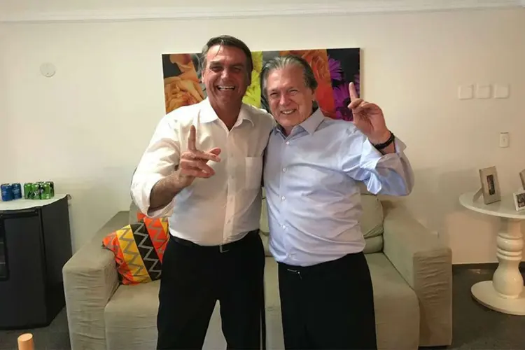 Bolsonaro e Luciano Bivar: Deputado liderava o PSL até se afastar para o período eleitoral (PSL/Divulgação)