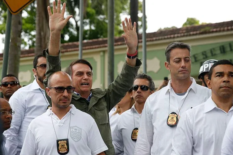 Acompanhado de agentes da PF e da mulher, Bolsonaro vota no Rio. (Tania Rêgo/Agência Brasil)