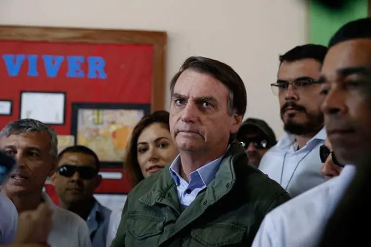 Acompanhado de agentes da PF e da mulher, Bolsonaro votou no Rio. (Tânia Rego/Agência Brasil)