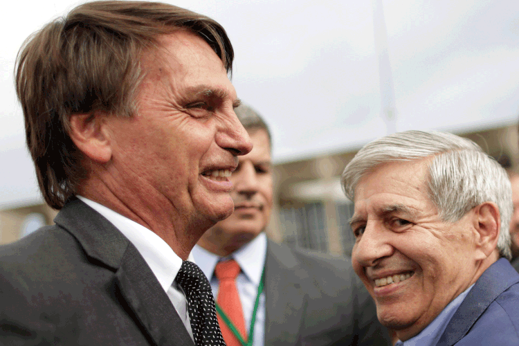 Bolsonaro e Heleno: com esta mudança de planos da Defesa, Bolsonaro terá que redesenhar o xadrez da cúpula militar (Ueslei Marcelino/Reuters)