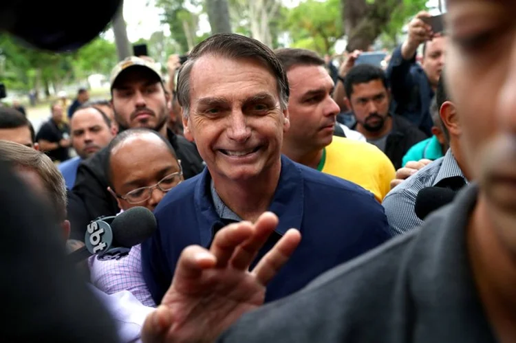 JAIR BOLSONARO: a onda de votos favoráveis ao candidato do PSL e a seus aliados na reta final do primeiro turno, impulsionada por correntes de WhatsApp, fez com que os cenários mudassem rapidamente na eleição nacional e também nos estados (REUTERS/Pilar Olivares/Reuters)