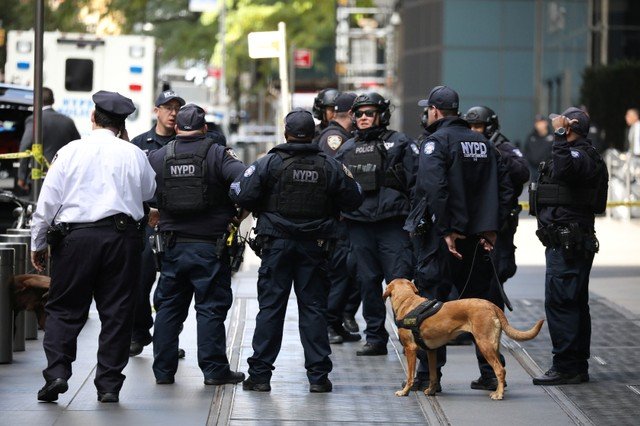 POLICIAIS EM NOVA YORK: explosivos foram interceptados pela polícia e Serviço Secreto no prédio da rede de notícias CNN e nas residências de Barack Obama e Hillary Clinton