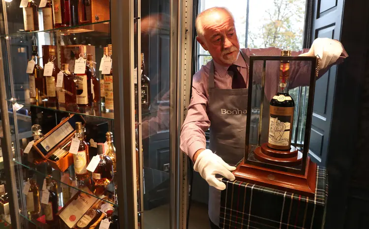 Venda do whisky na Bomhams: A destilaria Macallan, de 194 anos, que fica na Escócia, chama essa safra de “santo graal” dos uísques (Andrew Milligan/PA Images/Getty Images)