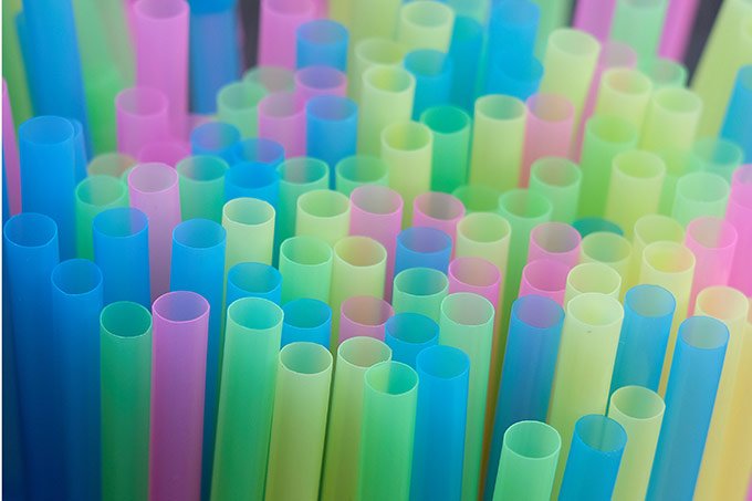 União Europeia aprova restrições a produtos de plástico descartáveis
