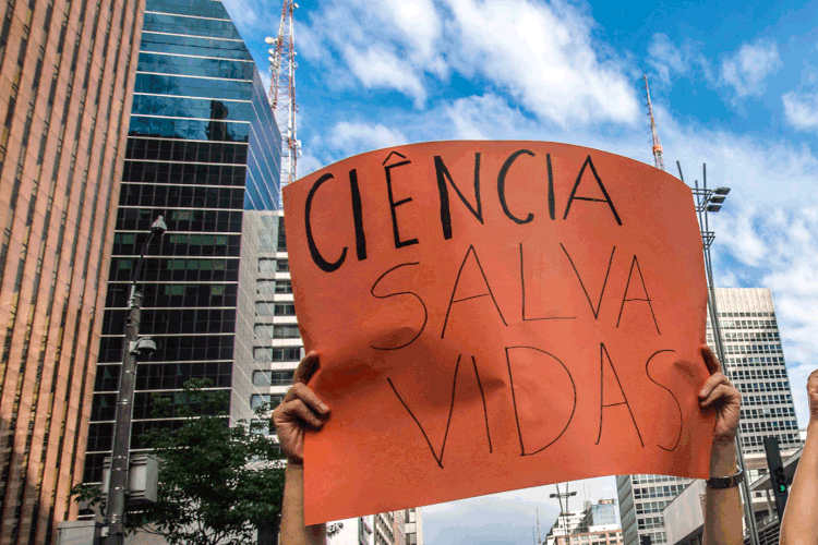 Cientistas: (Cris Faga/Getty Images)