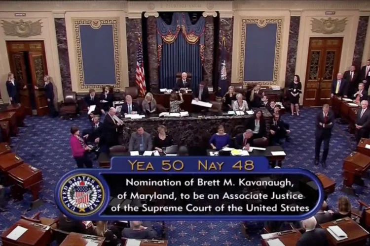Imagem mostra confirmação de nomeação de Brett Kavanaugh à Suprema Corte dos Estados Unidos: a margem foi de dois votos, com 50 a favor e 48 contra (TV Senado via REUTERS/Reuters)