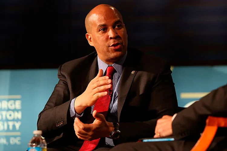 Cory Booker: senador americano democrata é o alvo mais recente de uma onda de 11 pacotes suspeitos enviados a oponentes do presidente Donald Trump (Reprodução/Wikimedia Commons)