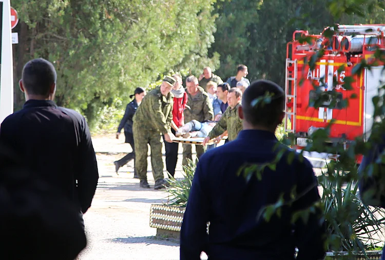 Cidade de Kerch : Vladislav Roslyakov, de 18 anos, chegou à escola da na tarde desta quarta-feira portando uma arma de fogo e começou a atirar, disseram investigadores (Reuters/TV/Reuters)