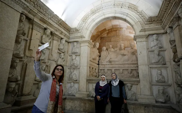 Visitante tira foto no museu: templo da cultura e da história, fundado em 1920 (Omar Sanadiki/Reuters)