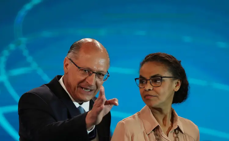 Geraldo Alckmin conversa com Marina Silva em debate na Globo (Ricardo Moraes/Reuters)