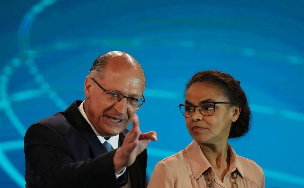 Geraldo Alckmin conversa com Marina Silva em debate na Globo (Ricardo Moraes/Reuters)