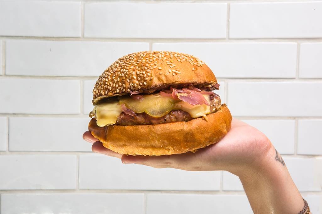 Hamburgueria carioca apresenta uma reinvenção do pão com linguiça