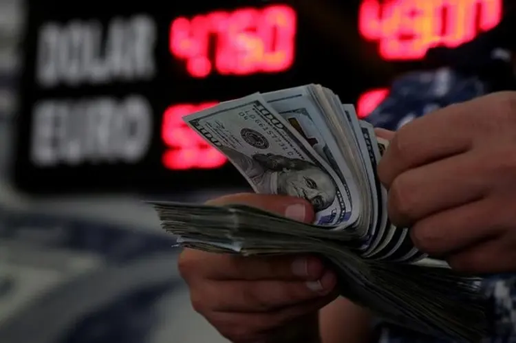 Dólar: moeda teve a quinta semana consecutiva de valorização (Sertac Kayar/Reuters)