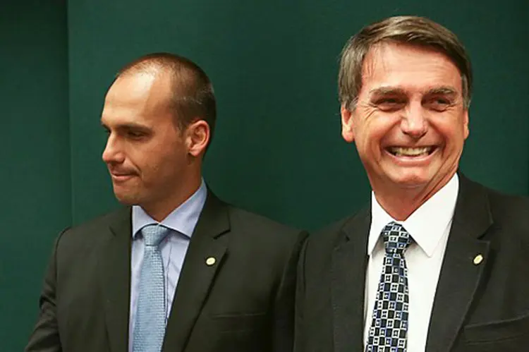 Jair Bolsonaro (direita) com seu filho, Eduardo: presidenciável pediu que os seus eleitores se mobilizassem em busca de mais votos. (Paladinum2/Wikimedia Commons)