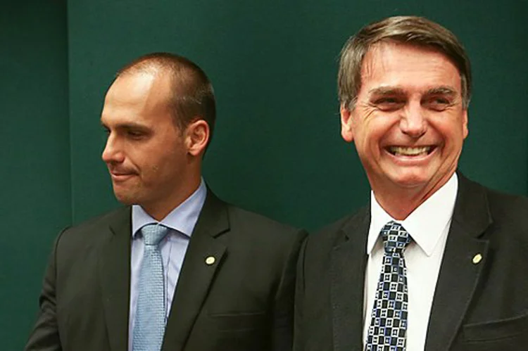 O presidente eleito, Jair Bolsonaro, e seu filho, Eduardo Bolsonaro, eleito para a Câmara dos Deputados (Paladinum2/Wikimedia Commons)