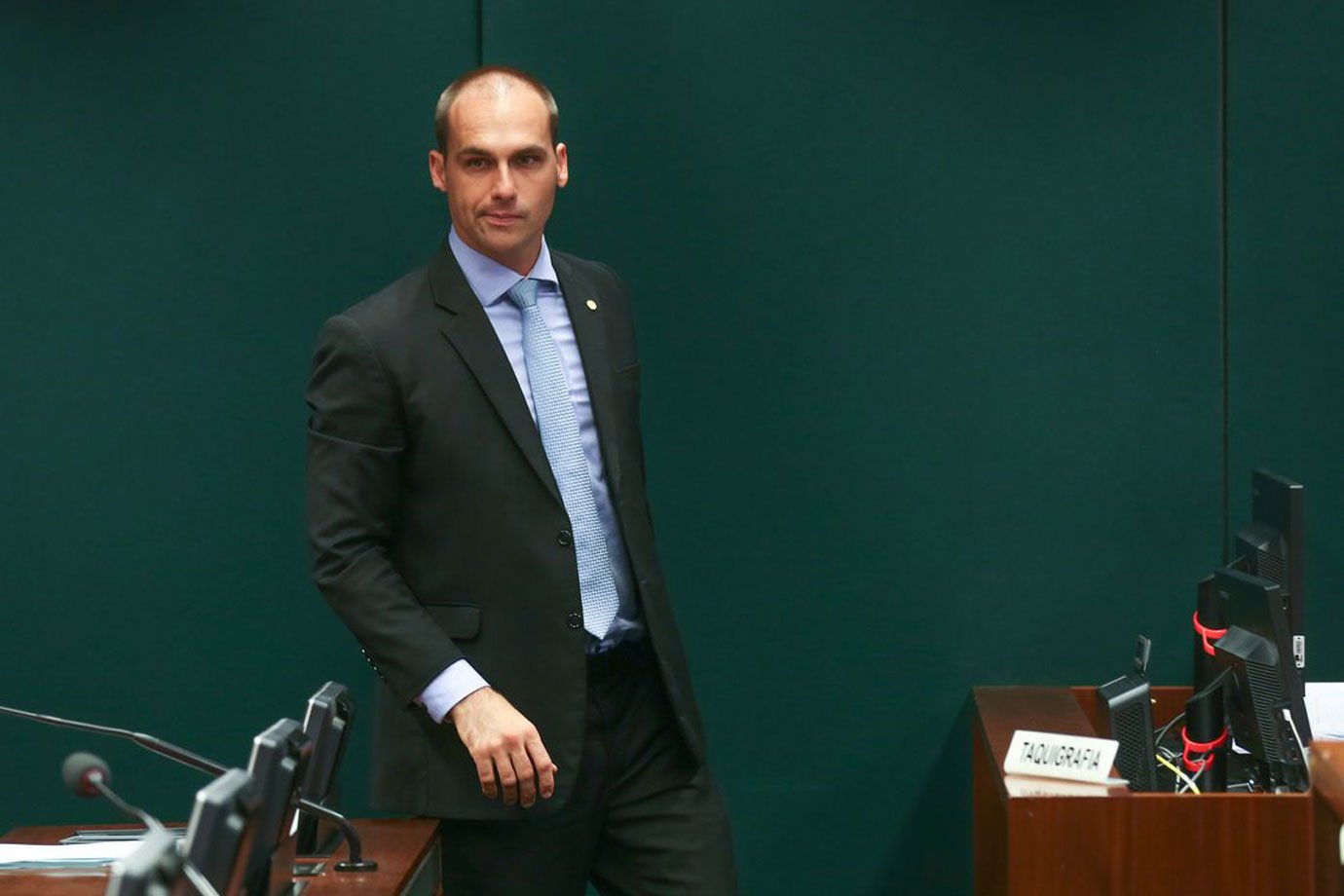 Nos EUA, Eduardo Bolsonaro é confrontado por falas sobre direitos humanos