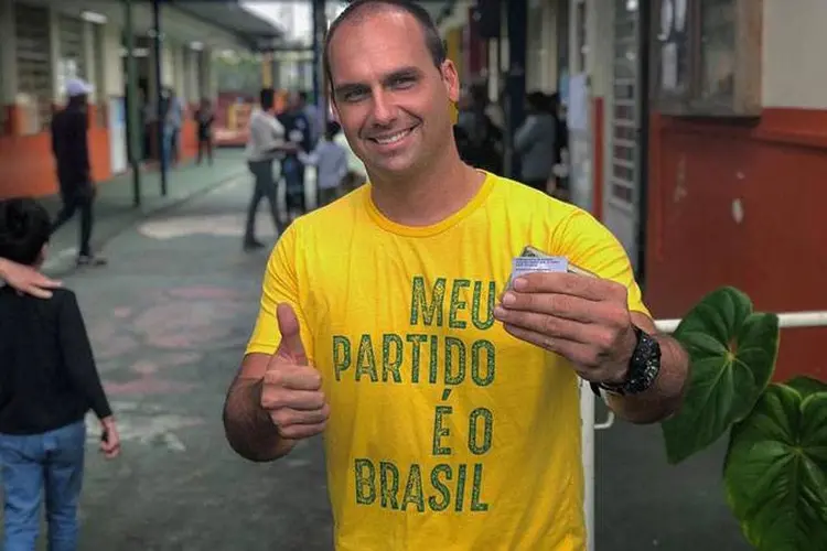 Eduardo Bolsonaro: deputado aproveitou o clima para rebater que a candidatura do pai seja de extrema-direita (Facebook/Reprodução)