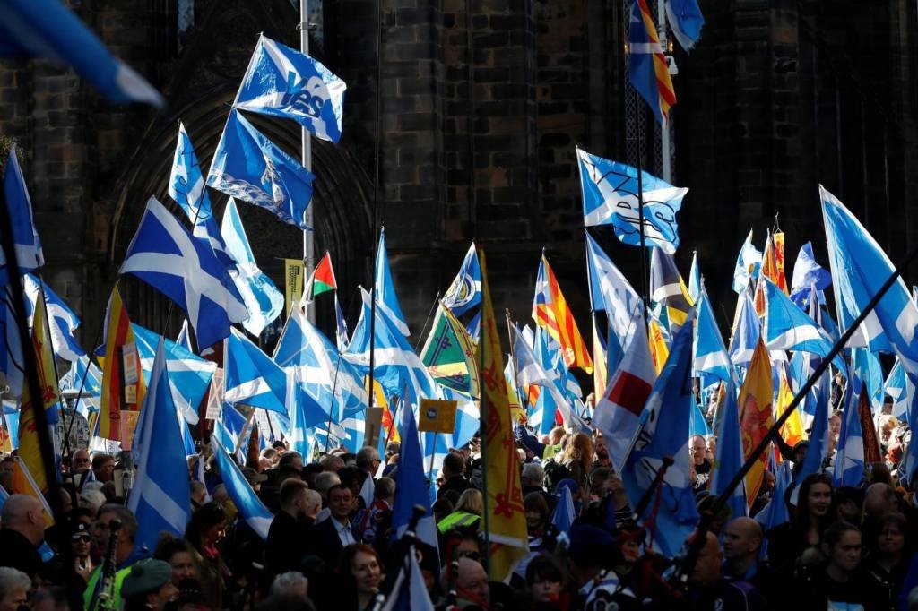 Milhares protestam em Edimburgo para apoiar independência da Escócia