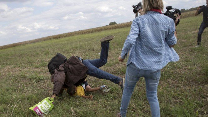 Supremo Tribunal húngaro absolve repórter que agrediu refugiados em 2015