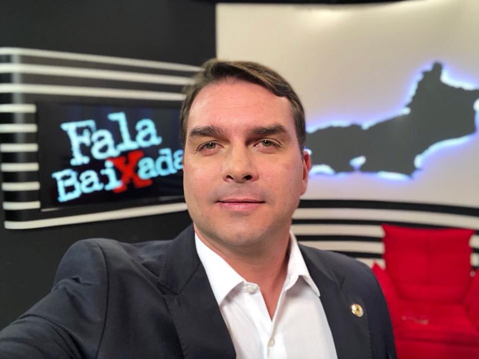 Filhos de Bolsonaro homenagearam ex-assessor por brilhantismo e galhardia