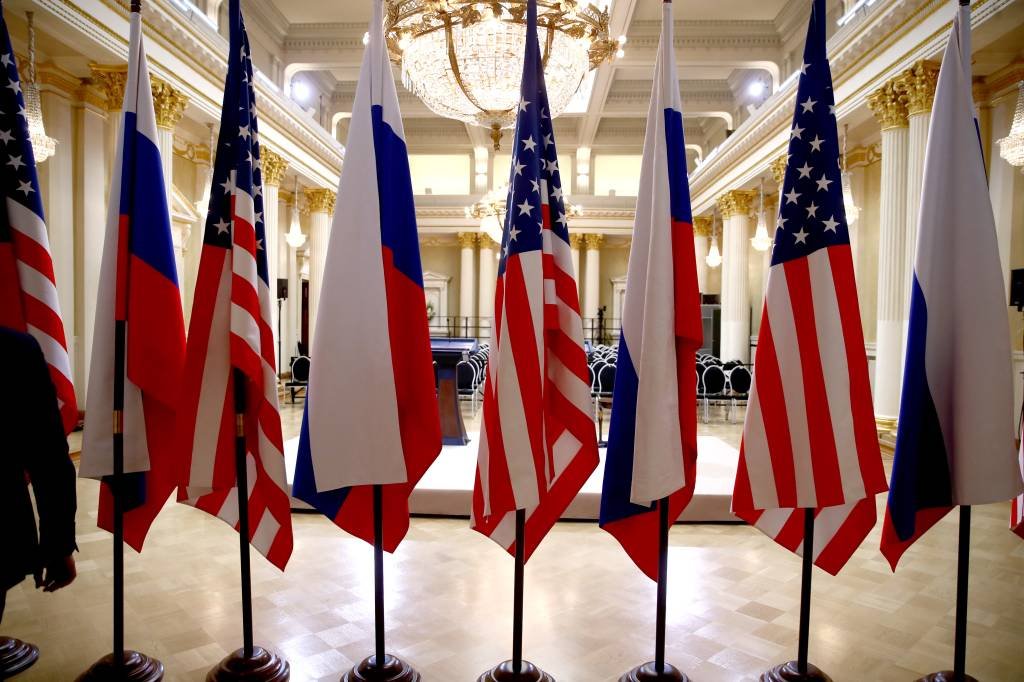 Rússia e EUA se reúnem para discutir saída de tratado nuclear