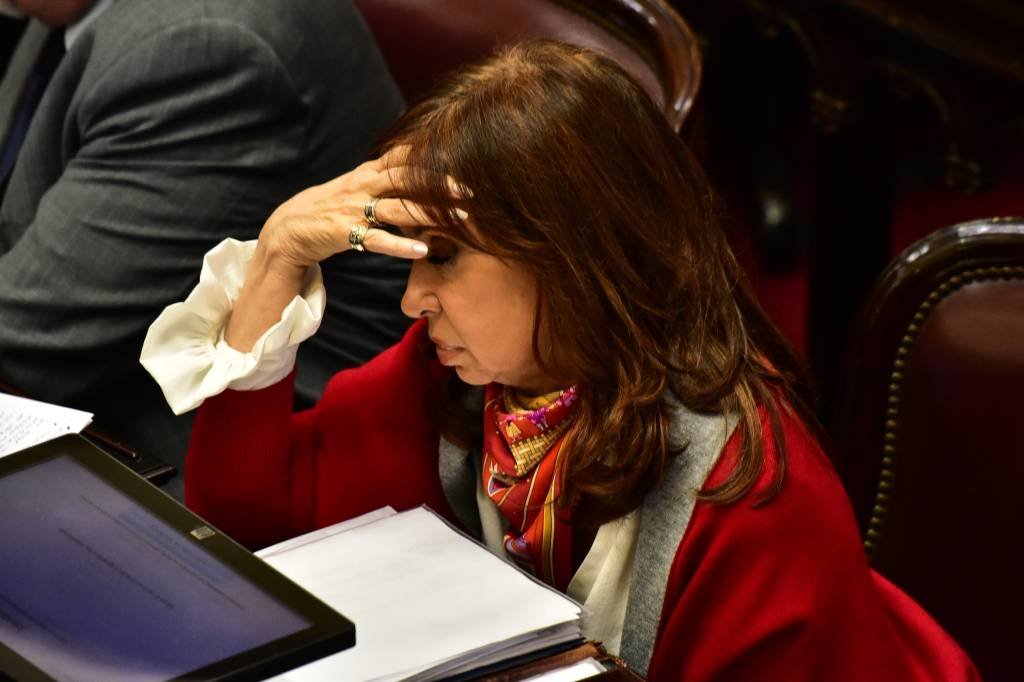 Cristina Kirchner acusa governo de armar "operação" para destruí-la