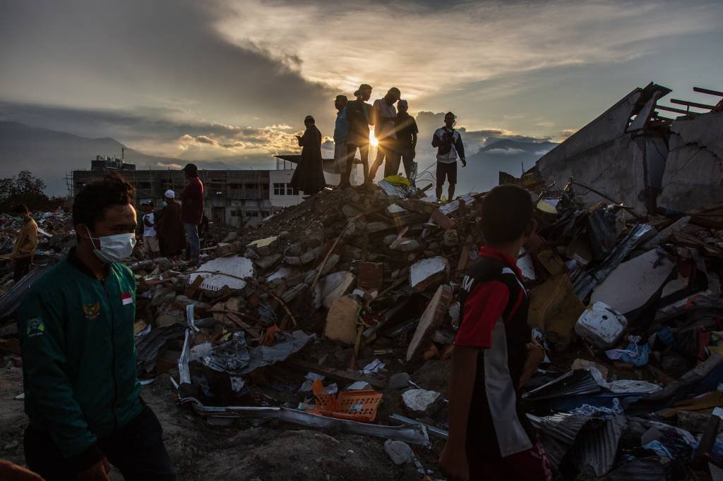 Sobe para 2.045 o número de mortos em terremoto e tsunami na Indonésia