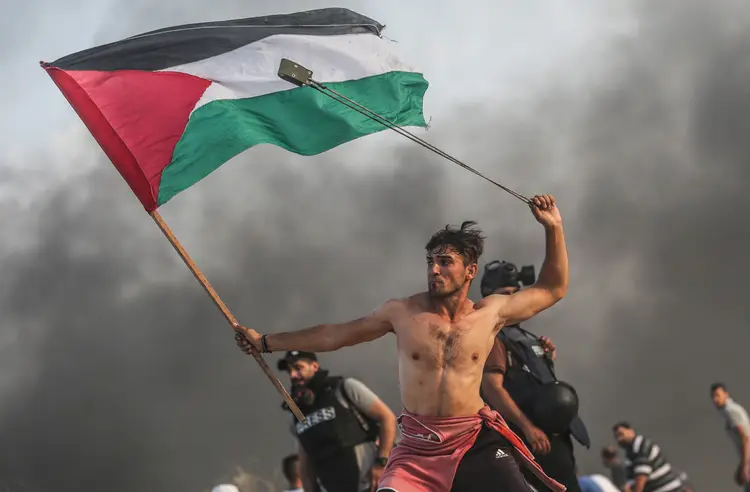 Palestino durante protesto contra Israel na Faixa de Gaza (Anadolu Agency/Getty Images)