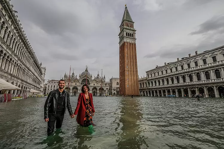 Veneza: cidade atrai cerca de 30 milhões de turistas por ano, o que motiva discussões sobre a conservação da cidade (Stefano Mazzola/Awakening/Getty Images)