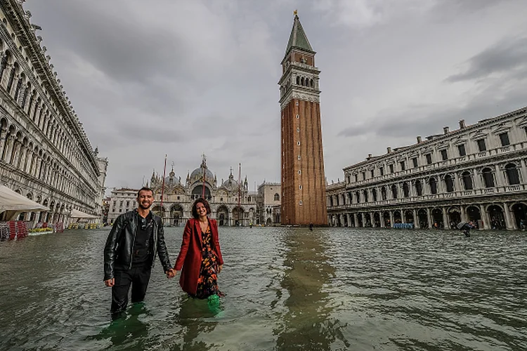 Veneza: água alcançou um pico de 156 cm, ultrapassando pela sexta vez em 80 anos o limiar de 150 cm na cidade (Stefano Mazzola/Awakening/Getty Images)