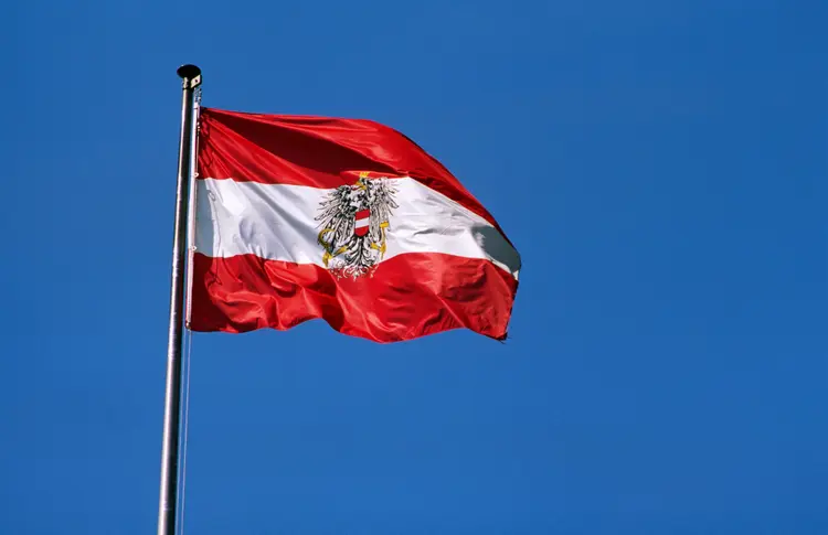 Bandeira da Áustria: País deixará o Pacto Mundial de Migração da ONU (Richard Nebesky/Getty Images)
