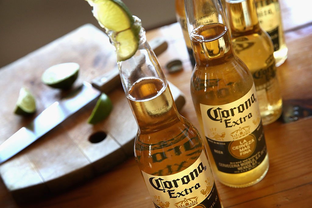 Corona dá cerveja de graça em troca do seu "lixo" plástico