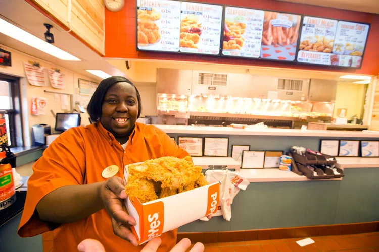 Rede Popeyes, a segunda maior cadeia de fast-food de frango do mundo, estreou na quarta-feira, 10, no país (Stan Grossfeld/The Boston Globe/Getty Images)