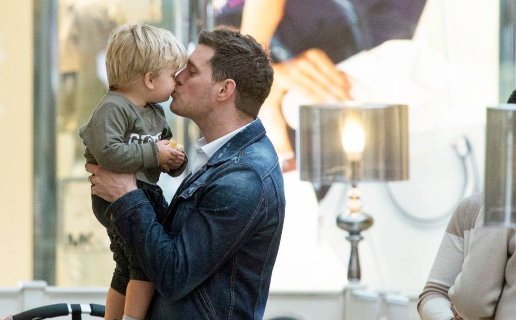 Michael Bublé se emociona ao falar do filho de 3 anos que teve câncer