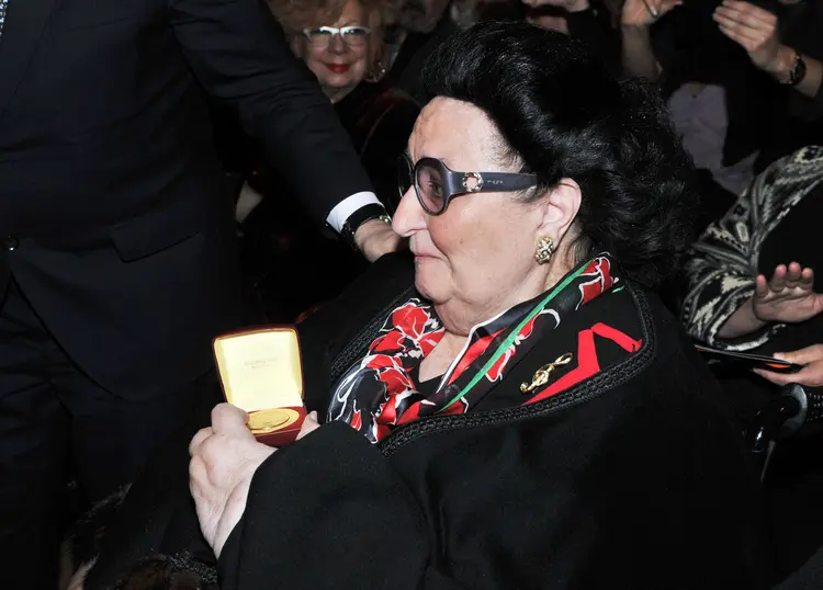 Soprano Montserrat Caballe recebe medalha 
em Barcelona, na Espanha em março de 2017 (Europa Press/Europa Press via Getty Images/Getty Images)