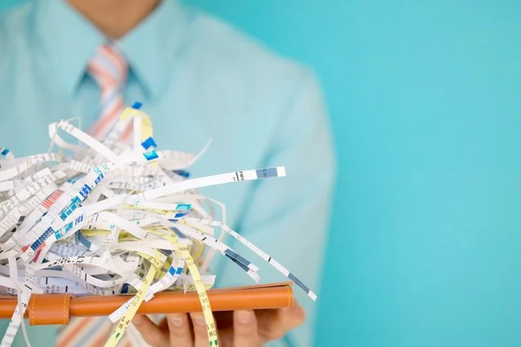 Homem segurando papel picado (Dynamic Graphics/Getty Images)