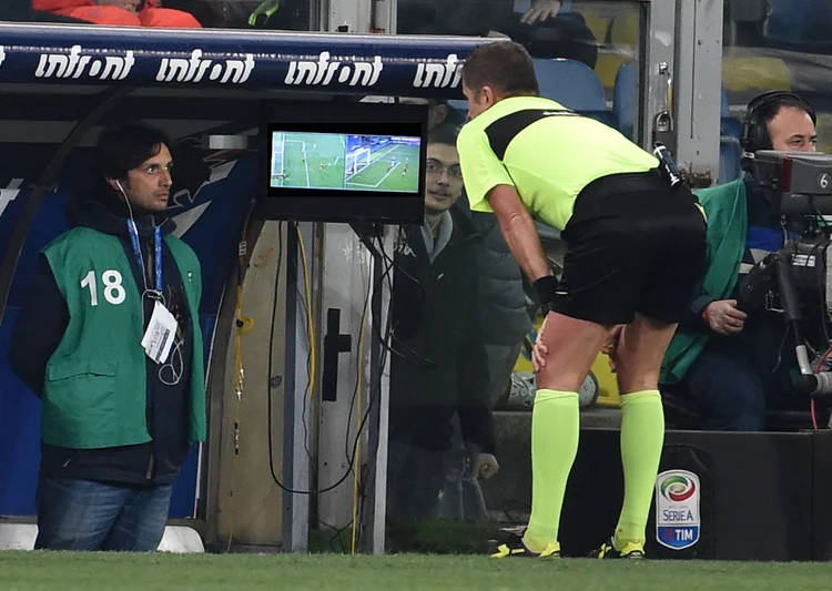 GENOA, GE - JANUARY 24:  Referee Orsato after seeing the VAR assigns the penalty to Sampdoria during the Serie A match between UC Sampdoria and AS Roma on January 24, 2018 in Genoa, Italy.  (Photo by Paolo Rattini/Getty Images) (Paolo Rattini/Getty Images)