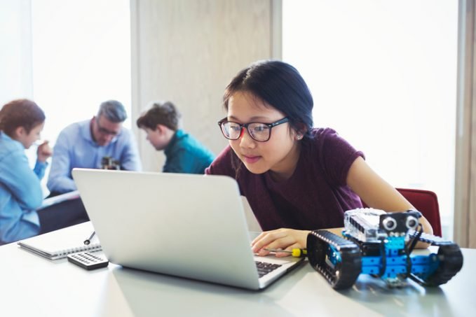 Hora do Código estimula ensino de programação em escolas brasileiras