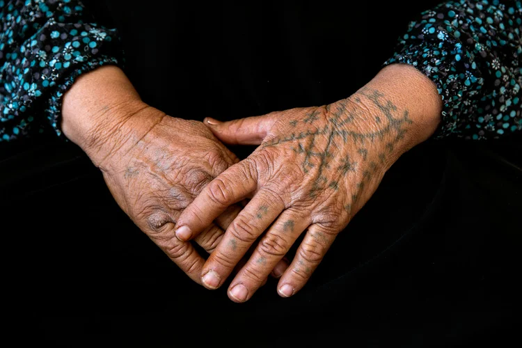 Ingrid Meijering e Marion Duimel, que administram o GetOud, criaram uma série de fotos intitulada TatooAge que mostra o envelhecimento de tatuagens de idosos (Jodi Hilton/SOPA Images/LightRocket/Getty Images)