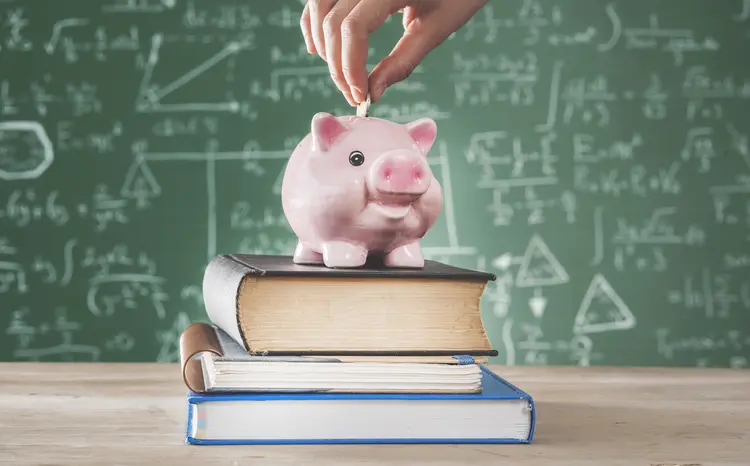 Porquinho em sala de aula: tema desperta interesse dos alunos e modifica a vida financeira (seb_ra/Getty Images)