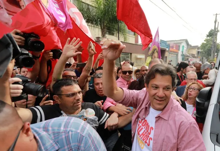 HADDAD EM CAMPANHA: Nesta segunda-feira, o petista fará um ato junto com artistas na Cinelândia, na capital fluminense (Diego Vara/Reuters)