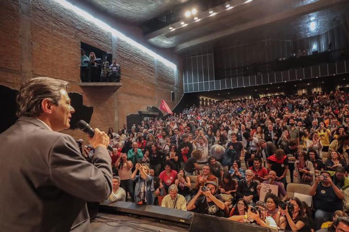 Fernando Haddad: os torcedores subiram ao palco, onde estava Haddad, para defender o que chamaram de Manifesto das Torcidas pelo Brasil (Fernando Haddad/Facebook/Divulgação)