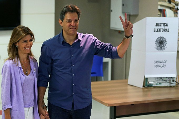 Haddad (PT) e sua esposa Ana Estela Haddad chegam para votar em São Paulo. (Paulo Whitaker/Reuters)