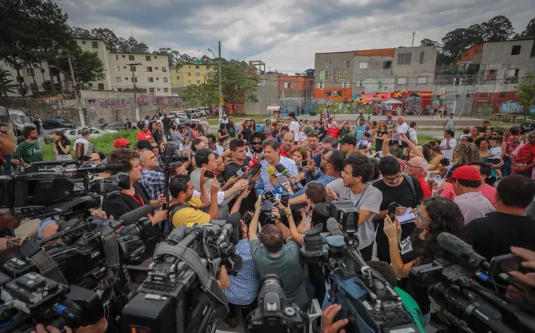 FERNANDO HADDAD EM CAMPANHA: segundo o Ibope de ontem à noite, Jair Bolsonaro apareceu com 59% das intenções de voto; Haddad tem 41%