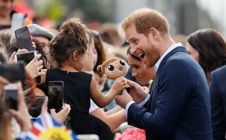 Príncipe Harry interage com criança em Auckland, na Nova Zelândia: Harry pegou menino no colo e disse que "a vida ficaria bem" (Chris Jackson/Pool/Reuters)