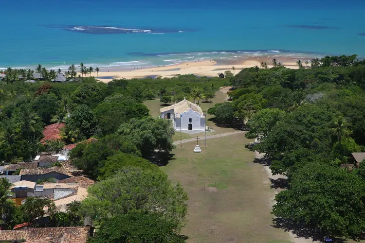 Igreja de Trancoso: praia paradisíaca do Nordeste brasileiro. (Reprodução/Divulgação)
