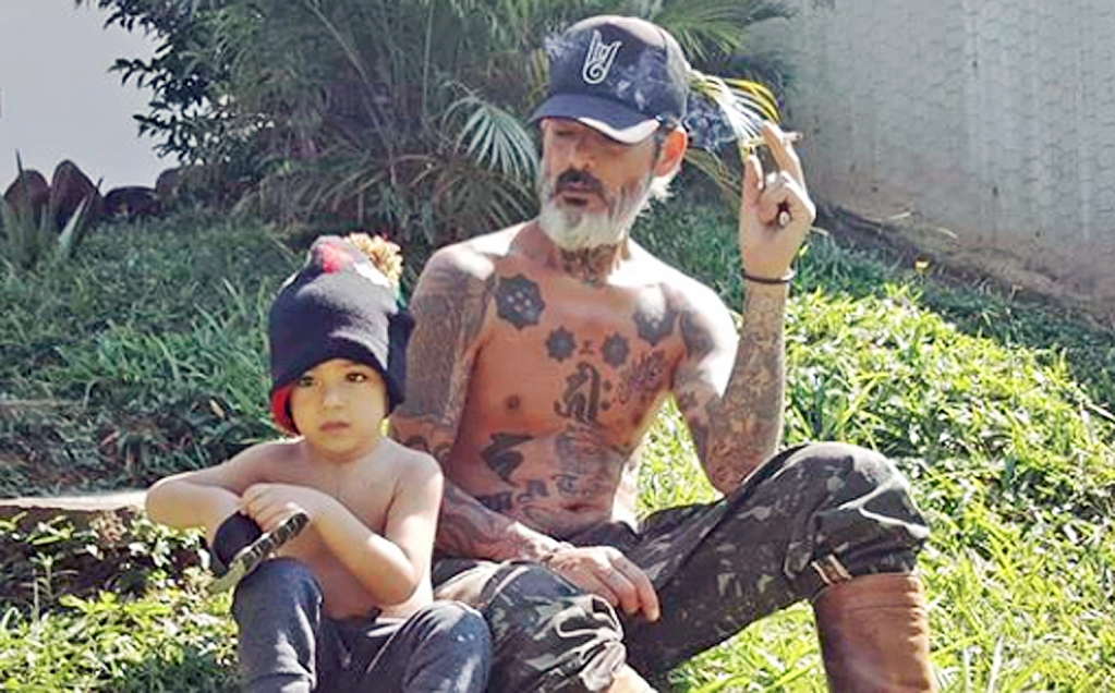 Jun Matsui, brasileiro tatuador de Rihanna, lança chinelo com seus traços