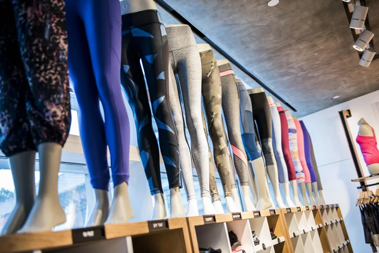 Leggings expostas em loja de Hong Kong (Xaume Olleros/Bloomberg)